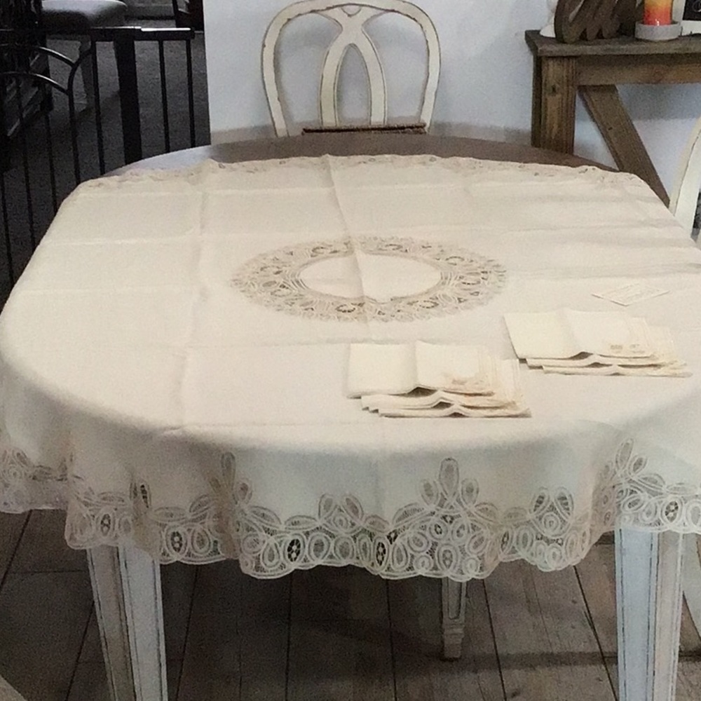 Round Lace Vintage tablecloth & 6 napkins